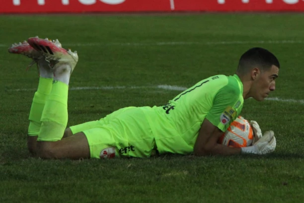 SEVALE PESNICE, RADILI I NOŽEVI: Golman Rosić nije prvi naš fudbaler koji je hapšen!