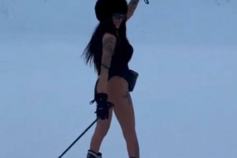 Tijana Ajfon pozira u kupaćem kostimu na snegu