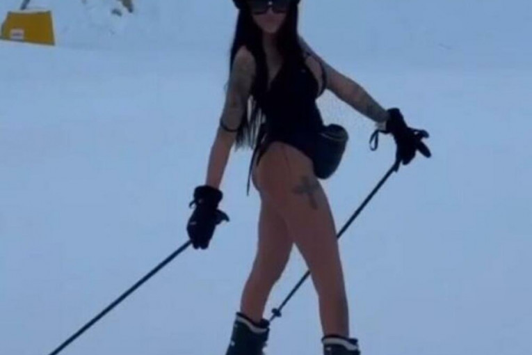 Tijana Ajfon pozira u kupaćem kostimu na snegu