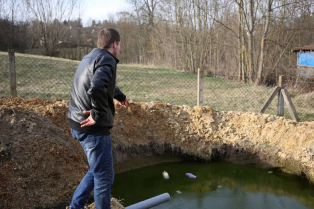 PAPUČA VIRI NA POVRŠINI SEPTIČKE JAME! Potresne fotografije iz Sopota, oglasio se otac mališana: Ne znate kako je kad vadite mrtvo dete iz vode  (FOTO, VIDEO)