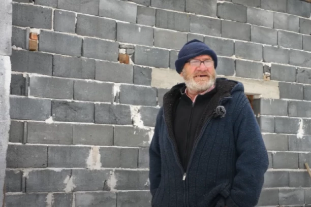 "U FRIŽIDERU MI MIŠEVI UMIRU OD GLADI": Stanko je živeo na smetlištu, ali kaže da je tada imao šta da jede (VIDEO)