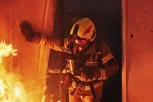 POKUŠAVAO DA SPASI MAJKU, PA ZADOBIO OZBILJNE OPEKOTINE: Sin žene stradale u požaru u Sremčici hitno hospitalizovan