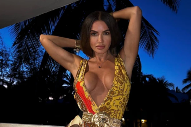 BUJNE GRUDE SAMO ŠTO NE IZLETE! Sindi ZAPALILA MREŽE vrućom fotografijom! (FOTO)