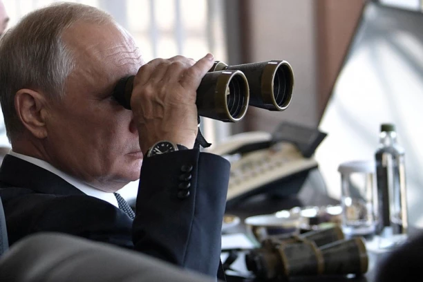 DUBOKI DEKOLTE PUTINOVE MILJENICE! Bujne grudi ističe u prvi plan, a ovo niste znali o njenom privatnom životu! (FOTO)