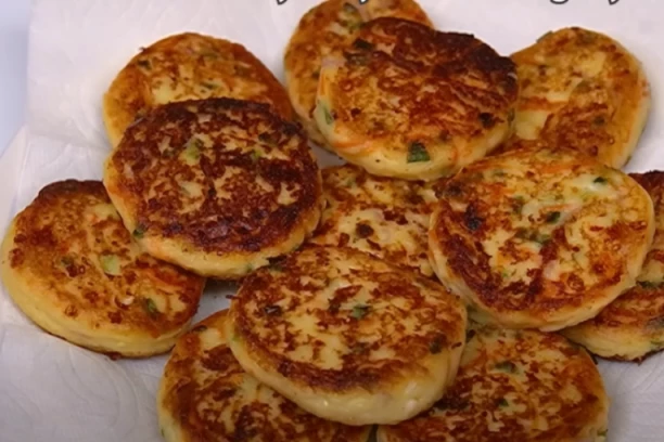 KROMPIR SA LUKOM UKUSNIJI JE I OD MESA! Pljeskavice su super ideja za brzi obrok!