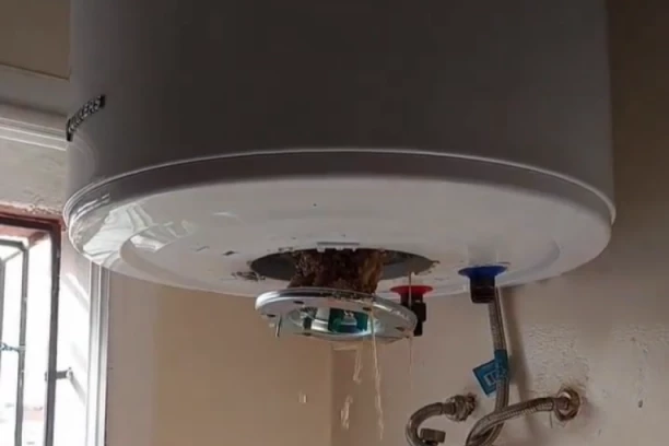 ZAR JE MOGUĆE DA SE OVIM KUPAMO?! Snimak čišćenja bojlera ostavio ljude u neverici (VIDEO)