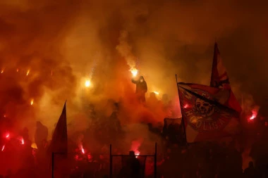 DETALJI FILMSKE SAČEKUŠE DELIJA! Navijači Zvezde NAPALI autobus PUN HRVATA: Ultrasi Rijeke OSTALI U ŠOKU, vozač POVREĐEN!