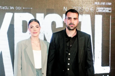 BAĆA OTKRIO KLJUČ SREĆE! Raznežio sve dirljivom fotkom sa suprugom i sinom, njegove koleginice se ODUŠEVILE! (FOTO)