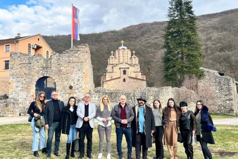 Ekipa ''Borbe'' u manastiru Ravanica