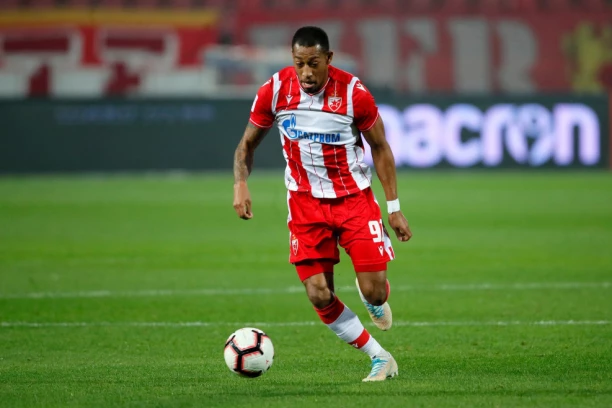 DELIJAMA SE PREVRĆE ŽELUDAC: Van La Para POTPISAO!