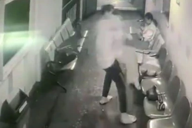 ZGRABIO ŽENU I POKUŠAO DA JE BACI SA BRODA: Jeziv snimak užasnog nasilja nad partnerkom - očajnički se držala za ogradu