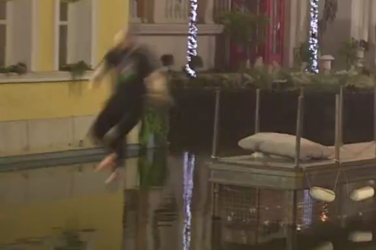 Zvezdan Slavnić skače u ledeno jezero