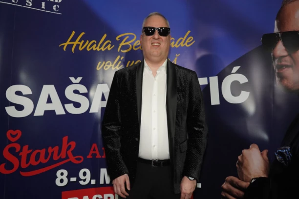 "TATA, TO SVI U ŠKOLI OBOŽAVAJU" Saša Matić pred početak koncerta otkrio koju SKUPU PESMU mu je naručila mlađa ćerka! (VIDEO)