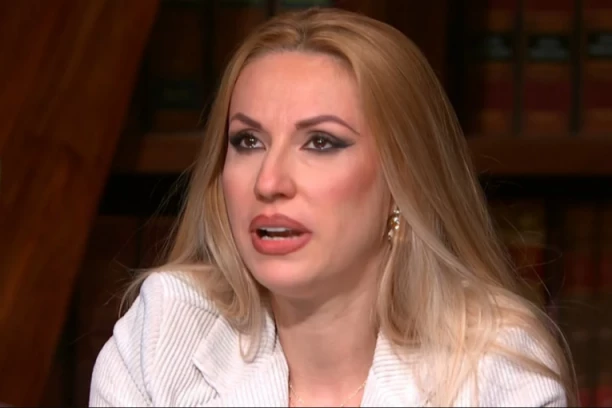 IZA OSMEHA KRIJE BOLNU PRIČU: Rada Manojlović nikad nije prebolela preranu SMRT majke!