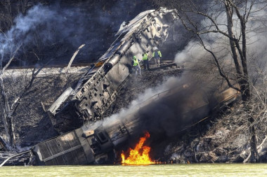 HOROR SCENE IZ ZAPADNE VIRDŽINIJE: Voz izleteo iz šina, došlo do ekološke katastrofe (FOTO)