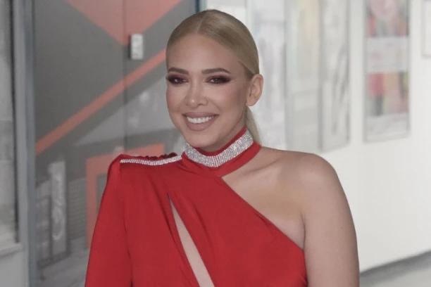 MILICA TODOROVIĆ SPREMA KONCERT U ARENI! Pevačica šokirala izjavom o koleginicama, pa ODLEPILA na pomen DEČKA: Samu sebe jedem! (VIDEO)