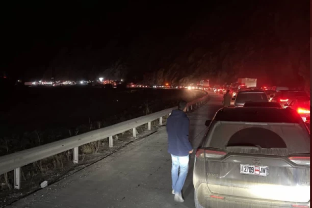 NEPREGLEDNE KOLONE I GOMILE LJUDI NA GRANICI GRUZIJE I RUSIJE! Veliki protesti u Tbilisiju zbog zakona o stranim agentima! (FOTO, VIDEO)
