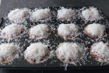 VEČERA IZ KALUPA: Brzi i sočni pica mafini - Prste da poližeš!