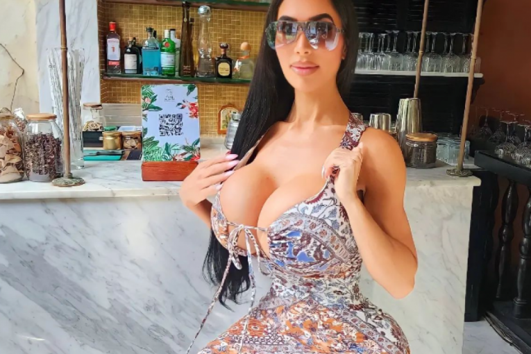 Eštin se slika u kafiću