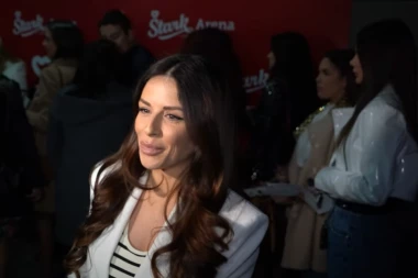 ANA SEVIĆ ZAVRŠILA U SUZAMA NAKON ĆERKINE ČESTITKE ZA OSMI MART: Pevačica otkrila i da li je zažalila što je zbog porodice stavila karijeru u drugi plan!