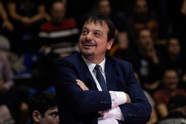 NIJE TO NIKAKVA SRAMOTA, VEĆ OPŠTA LUDNICA: Jedan od NAJBOLJIH košarkaša Efesa udario KONTRU Atamanu zbog delija! (FOTO)