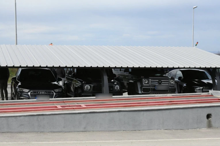 BESNA KOLA NA MESTU ZLOČINA! Automobili vredni STOTINE hiljada evra na parkingu pumpe "Knez Petrol"! (FOTO)