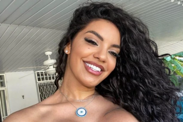 NI DA POKRIJE PROVOKATIVNE DELOVE: Obukla najizazovniji bikini ikada, pokrila oči, a sve drugo na izvolte! (FOTO)