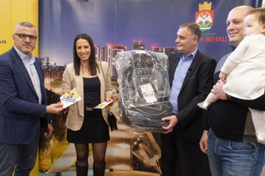 BEZBEDNOST DECE NA PRVOM MESTU: Auto-moto savez Srbije sa Opštinom Savski Venac uručio besplatna auto-sedišta za skoro 150 mališana!