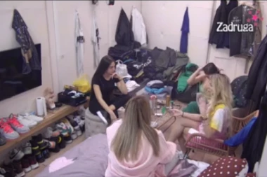 ANĐELA ĐURIČIĆ U AFERI DA KORISTI TELEFON U ZADRUZI: Ljubavnicu uništila najbolja drugarica, pojavio se šok snimak! (VIDEO)