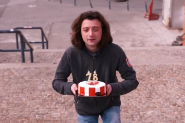 SVE JE SPREMNO ZA PROSLAVU ROĐENDANA: Mali Stanoje nabavio crveno-belu tortu (VIDEO)