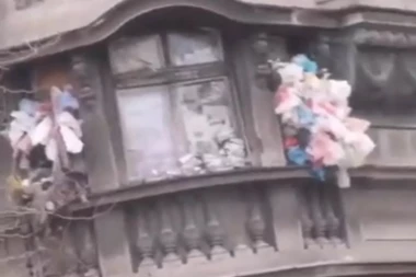NEVEROVATAN PRIZOR U CENTRU BEOGRADA! Gomila smeća preliva se kroz prozore stana