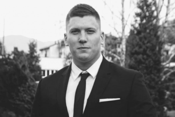 SAHRANJEN NEMANJA VUKOVIĆ! Nekadašnji takmičar "Zvezde Granda" ispraćen na večni počinak, cela Foča PLAKALA KAO KIŠA!