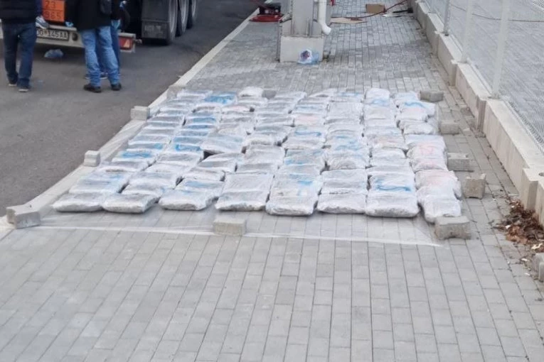 VOZAČ POBEGAO KAD JE CISTERNA POSLATA NA SKENER! Detalji velike zaplene droge na Gostunu! Policija morala da istoči sav gas da bi došla do MILIONSKOG TOVARA!