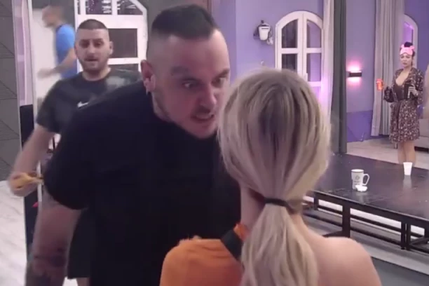 MONSTRUOZNE SCENE U ZADRUZI! Car doživeo pomračenja uma, gađao Aleksandru s čim je stigao, pa kao ZVER SKOČIO na nju! JEZIVO! (VIDEO)