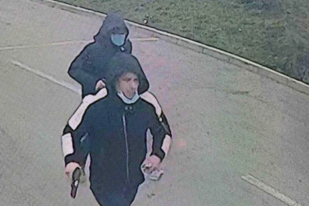 KAMERE ZABELEŽILE UBISTVO U RUŠNJU, UBICI VETAR SKINUO MASKU: Objavljen snimak likvidacije Ranka Eskobara na pumpi "Knez Petrol" (VIDEO)