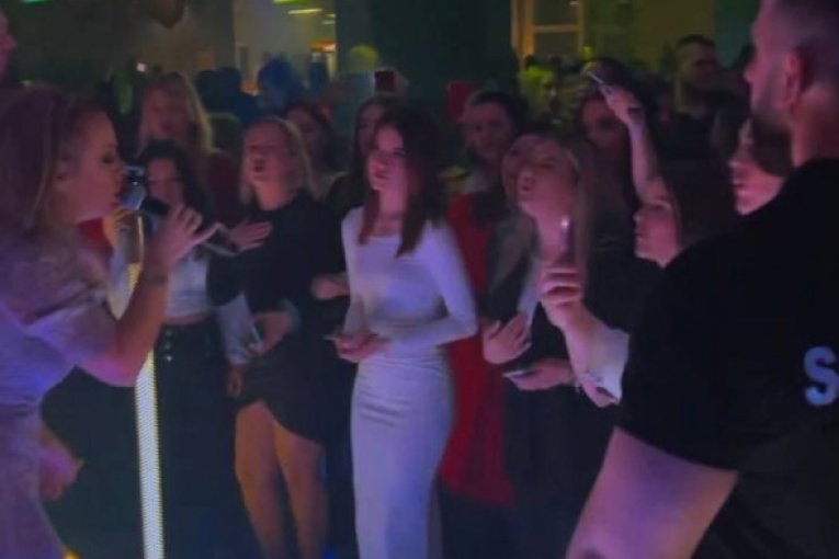 Slađa Allegro zapalila Sarajevo, pevala ispred više od 1500 ljudi