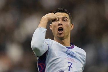 FANOVI U ŠOKU! Ronaldo OTKRIO - Evo zbog čega LAKIRA nokte na nogama!