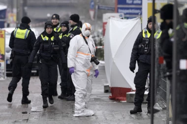 DRAMA NA ŽELEZNIČKOJ STANICI! Policija upala u voz, sumnja se da je su u njemu osobe zaražene SMRTONOSNIM VIRUSOM (VIDEO)