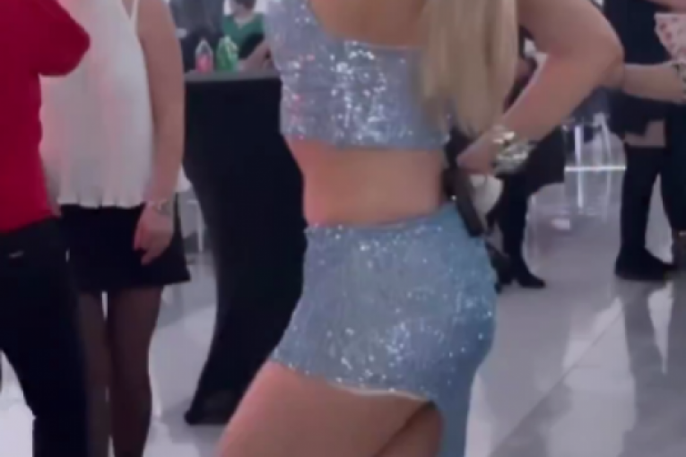 Rada Manojlović skače na nastupu