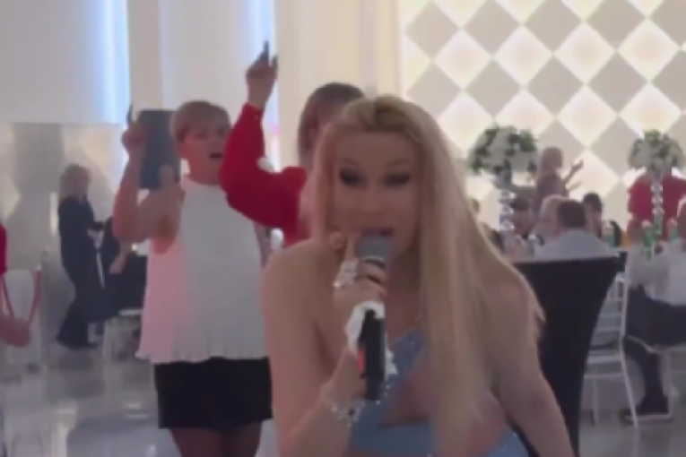 Rada Manojlović skače na nastupu