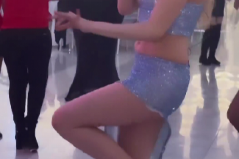 Rada Manojlović skače na nastupu