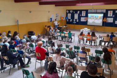 DECA KROZ ZABAVU UČE O BEZBEDNOM PONAŠANjU U SAOBRAĆAJU