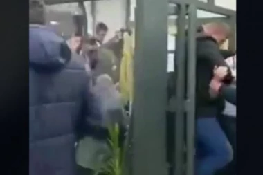 NA JAKOVA MILATOVIĆA NASRNULE ''KOMITE'': Lično obezbeđenje moglo da ga košta GLAVE, umalo ga nisu udavili u pokušaju odbrane!