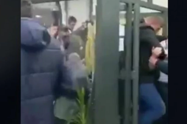 NA JAKOVA MILATOVIĆA NASRNULE ''KOMITE'': Lično obezbeđenje moglo da ga košta GLAVE, umalo ga nisu udavili u pokušaju odbrane!