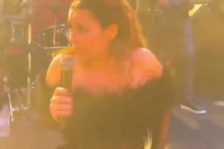 Ana Nikolić na nastupu se valja po podu
