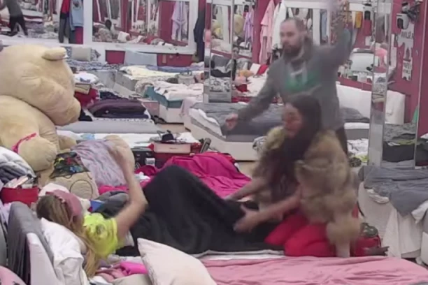 BRUTALNI HAOS U ZADRUZI! Zvezdan ispolivao Anu, pa je ISPLJUVAO posred face! ŠOK SCENE, skočila i ljubavnica Anđela! (VIDEO)