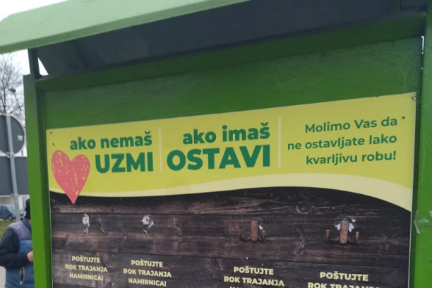 AKO NEMAŠ, UZMI! Neko je ovaj natpis na tabli u Vrbasu BUKVALNO SHVATIO: Ukrali nešto neobično! (FOTO)
