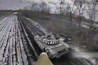 UKRAJINSKI DRON KAMIKAZA RAZBUCAO RUSKI TENK: Pokušali su da pobegnu, nisu imali šanse! (VIDEO)