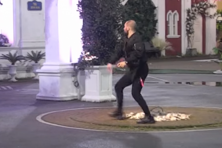 Zvezdan Slavnić gađa kamenjem Anu Ćurčić Zadruga 6