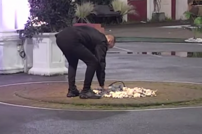 Zvezdan Slavnić gađa kamenjem Anu Ćurčić Zadruga 6